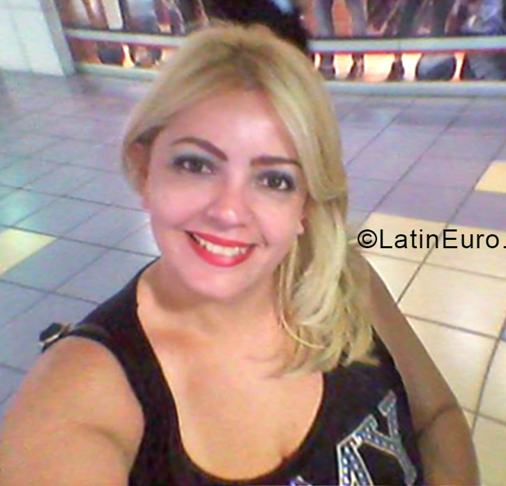 Date this tall Venezuela girl Emanuelle from Valencia VE337