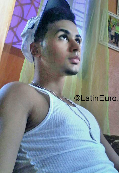 Date this hard body Dominican Republic man Confesor from Santo Domingo DO20998