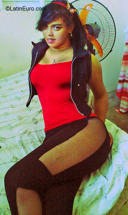 Date this happy Dominican Republic girl Leidy from Bani DO21126