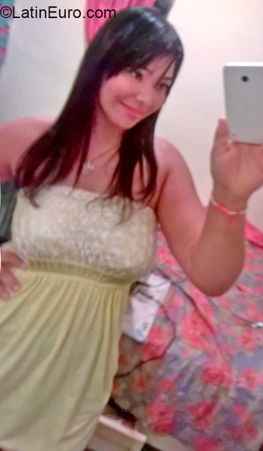 Date this nice looking Dominican Republic girl Carolina from Santo Domingo DO21355