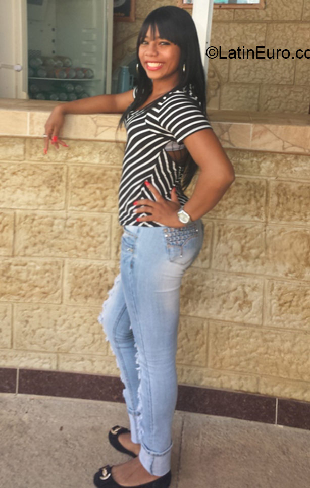 Date this foxy Dominican Republic girl Deyanira from Santo Domingo DO21518