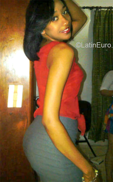 Date this nice looking Dominican Republic girl Tania from Santiago DO21573