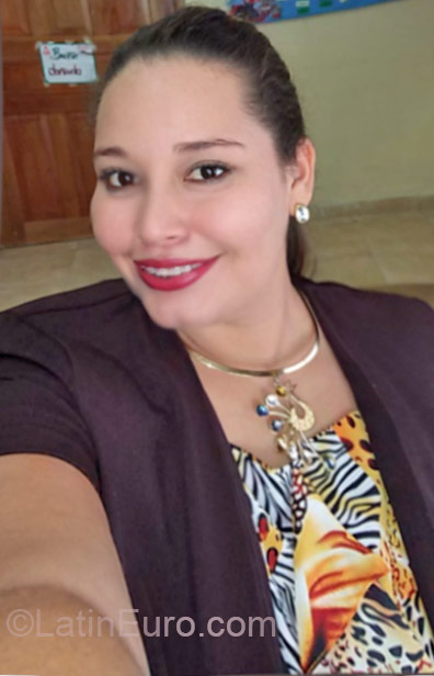 Date this attractive Panama girl Cintia from Panama PA587