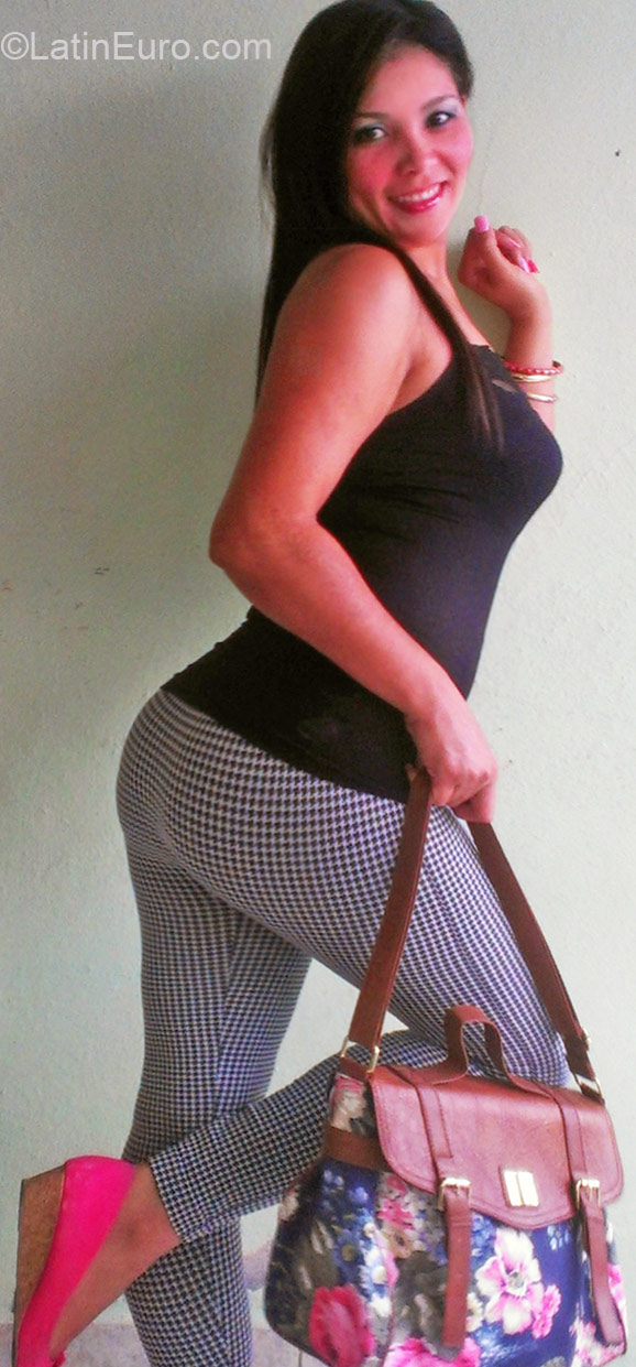 Date this athletic Dominican Republic girl Ana from Santo Domingo DO21956