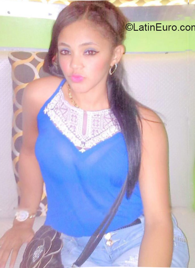 Date this attractive Dominican Republic girl Nataly from Santo Domingo DO21995
