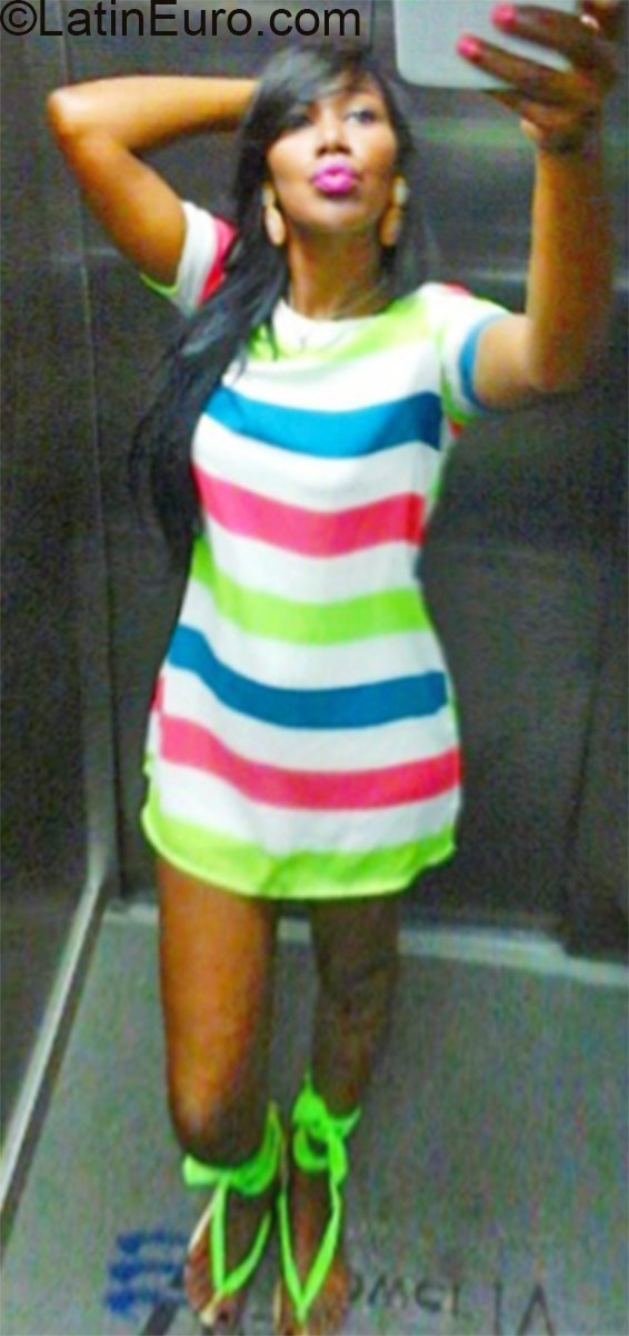 Date this hard body Dominican Republic girl Adriana from Santo Domingo DO22208