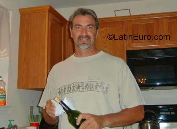 Date this nice looking United States man Wallace from Chicago US16150