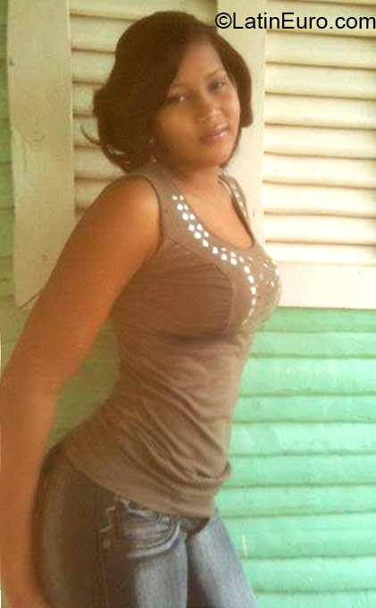Date this beautiful Dominican Republic girl Sandra from Santo Domingo DO22267