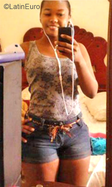 Date this nice looking Dominican Republic girl Daniela from Higuey DO22301