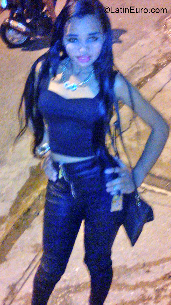 Date this hot Dominican Republic girl Nica from Santo Domingo DO22320