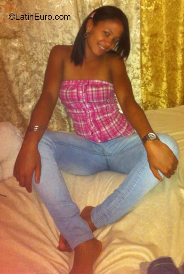 Date this athletic Dominican Republic girl Priscila from Santo Domingo DO22329