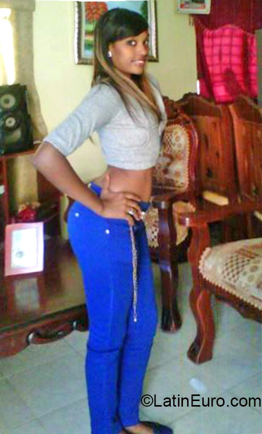 Date this voluptuous Dominican Republic girl JAZMIL from Santo Domingo DO22332