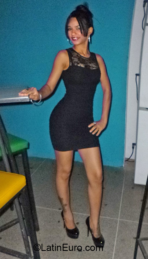 Date this attractive Cuba girl Zenien from Havana CU61