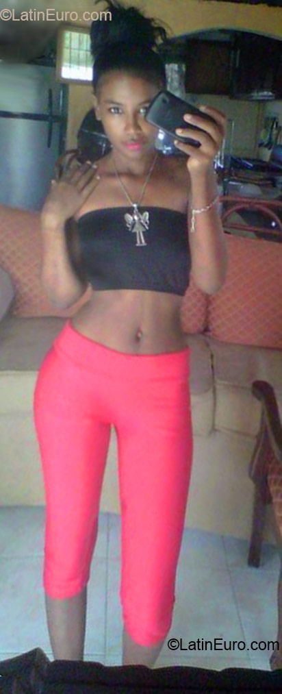 Date this fun Dominican Republic girl Yoamia from Santo Domingo DO22954