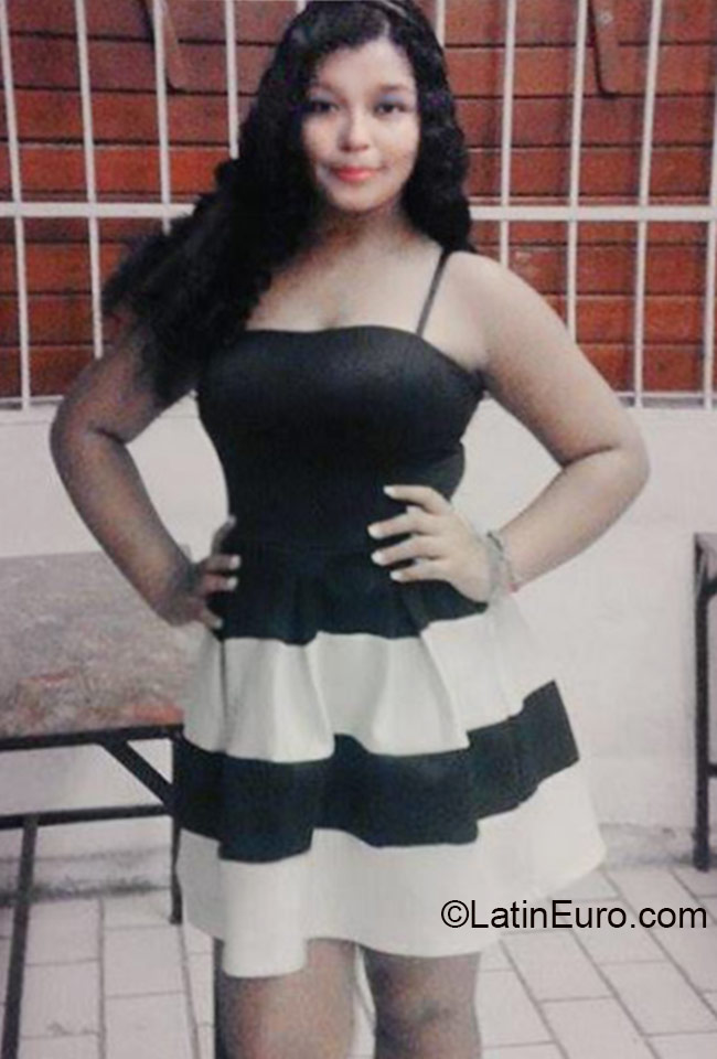 Date this happy Mexico girl Erika from Paya del carmen MX1431