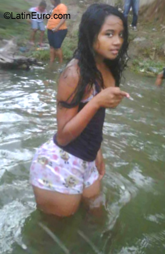 Date this happy Dominican Republic girl Pamelita from Santo Domingo DO22579