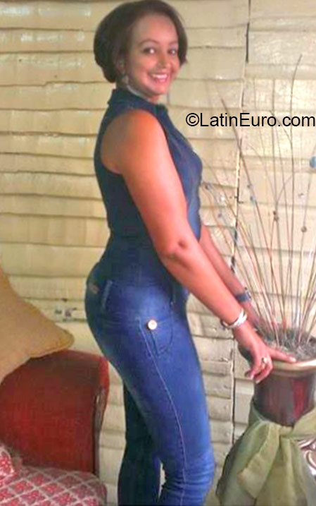 Date this stunning Dominican Republic girl Fiol from Santo Domingo DO22594