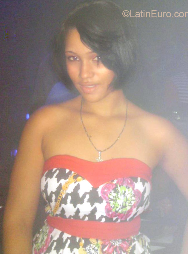 Date this foxy Dominican Republic girl Diana from Santo Domingo DO23873