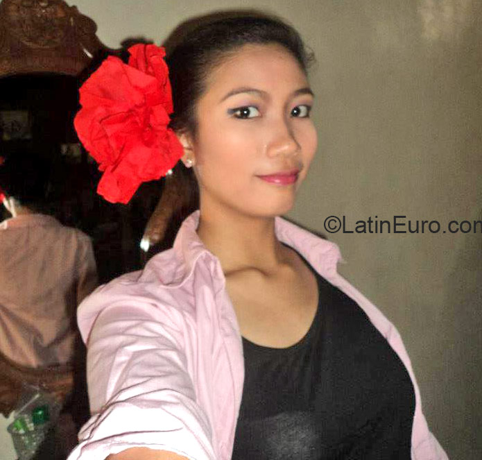 Date this sultry Philippines girl Shairia from Angadanan PH799