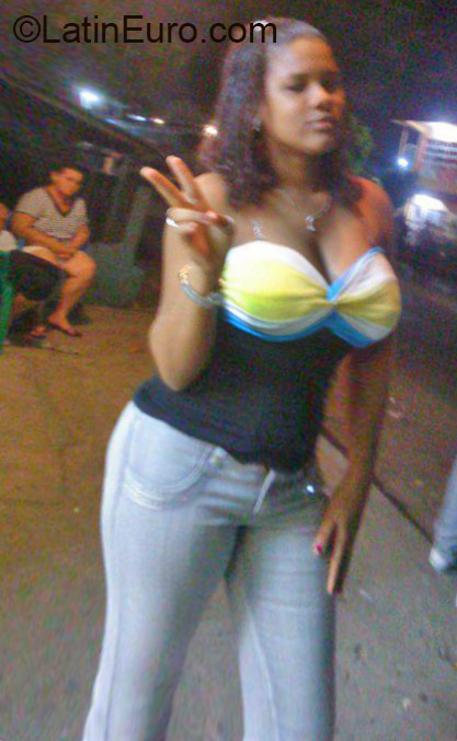 Date this delightful Dominican Republic girl Indhiria from Santo Domingo DO22686