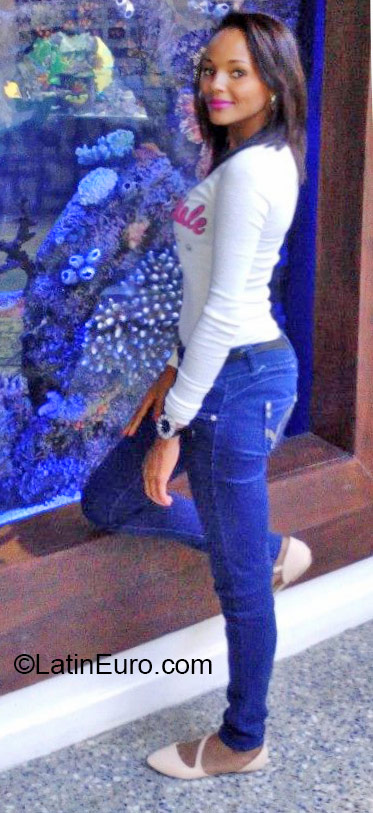 Date this nice looking Dominican Republic girl Yadelka from Monsenor Nouel DO22707