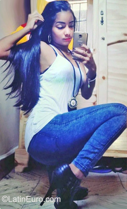 Date this voluptuous Dominican Republic girl Yinei from Santo Domingo DO22880