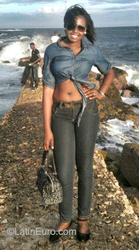 Date this happy Dominican Republic girl Viictoria from Santo Domingo DO23210