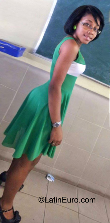 Date this nice looking Dominican Republic girl Suleii from Santo Domingo DO22937