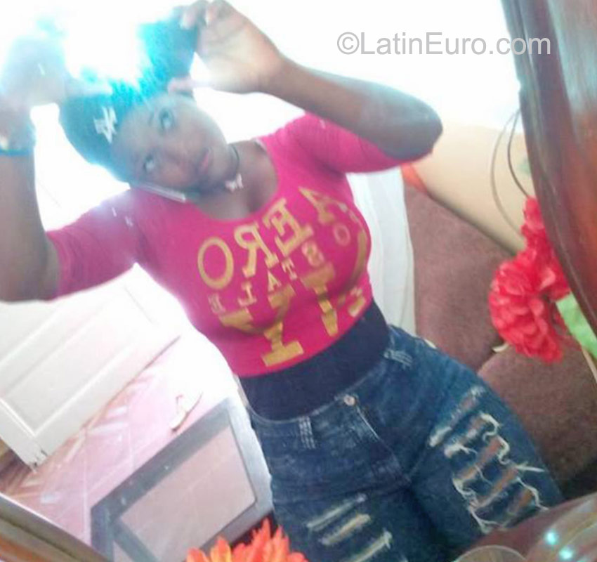 Date this passionate Dominican Republic girl Elizabeth from Santo Domingo DO22998