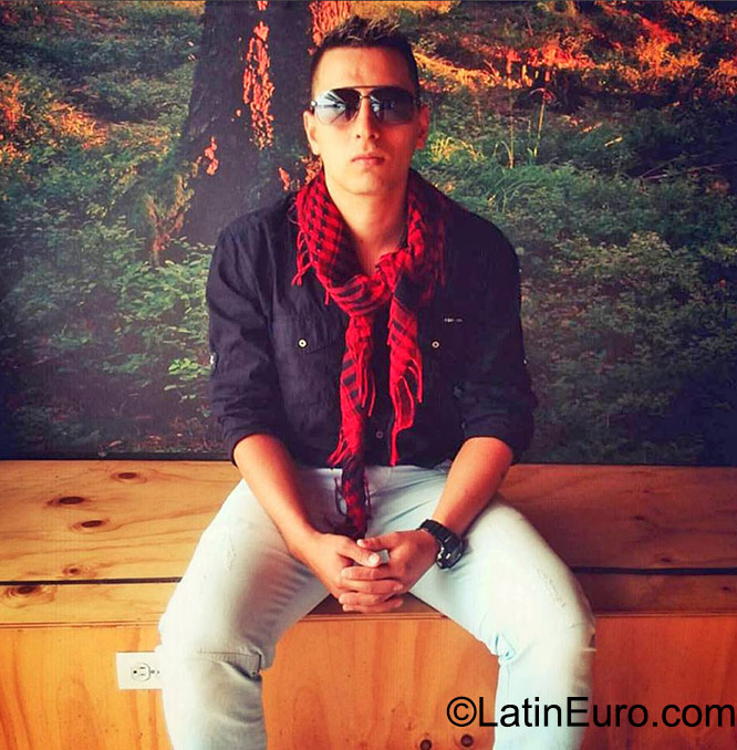 Date this nice looking Colombia man Mauricio from Medellin CO17934