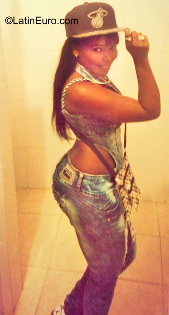 Date this voluptuous Dominican Republic girl Crisy from Santo Domingo DO23089