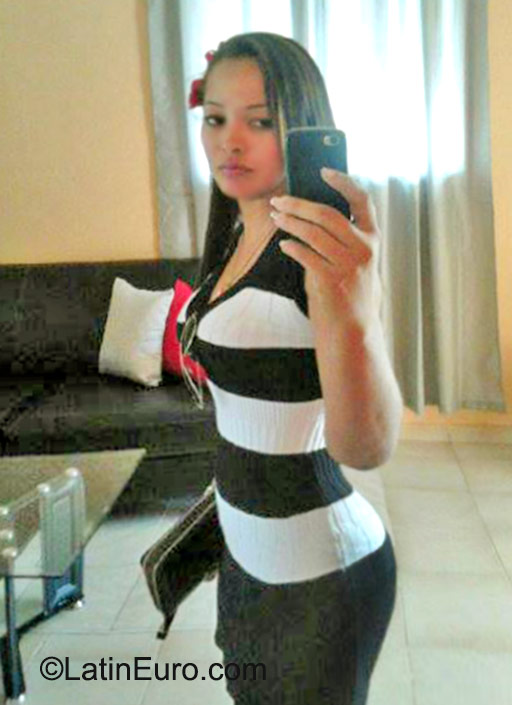 Date this pretty Dominican Republic girl Yinet from Santo Domingo DO23138