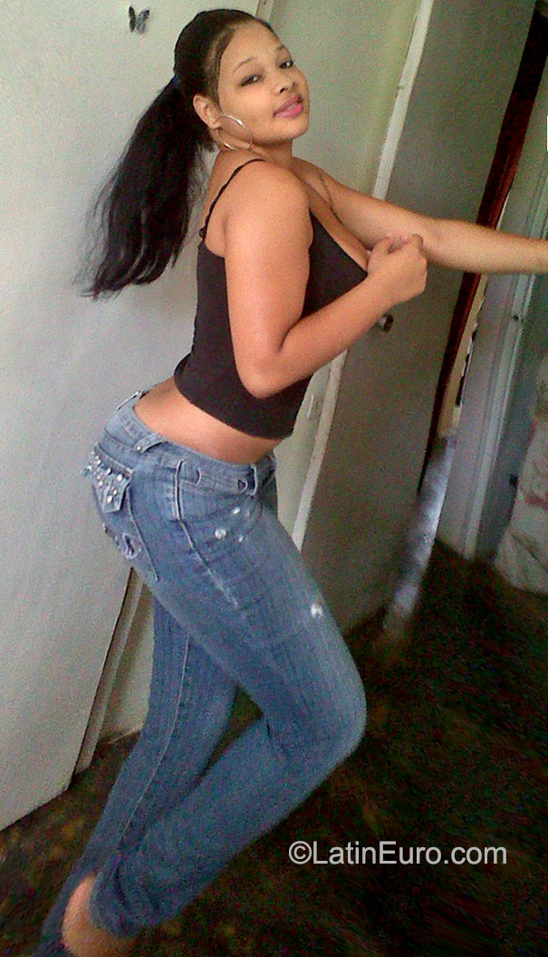 Date this lovely Dominican Republic girl Yurlinas from Santo Domingo DO23281