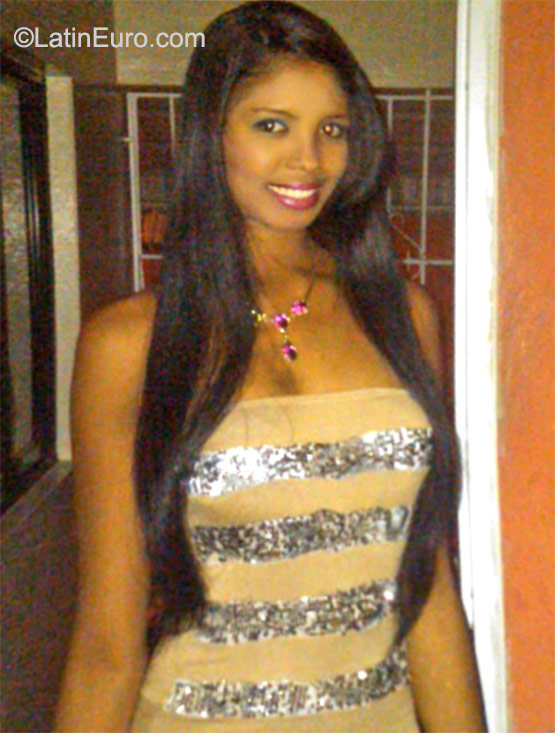 Date this happy Dominican Republic girl Yamil from Santo Domingo DO23290
