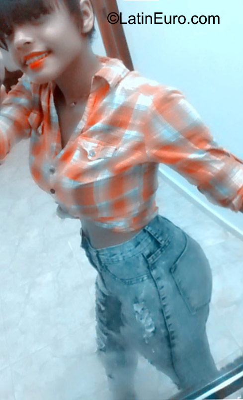 Date this hard body Dominican Republic girl Wildalie from Salcedo DO23584