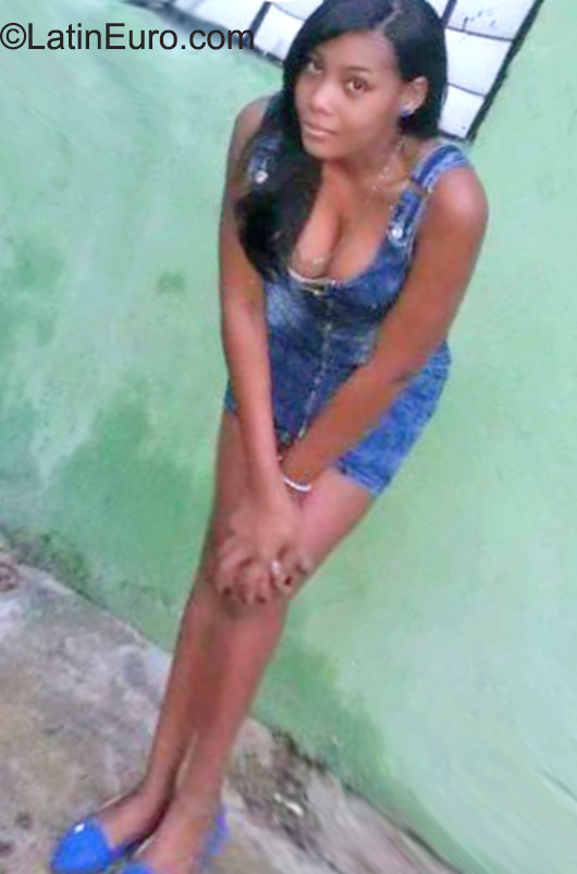 Date this sultry Dominican Republic girl Mariel from Santo Domingo DO23665