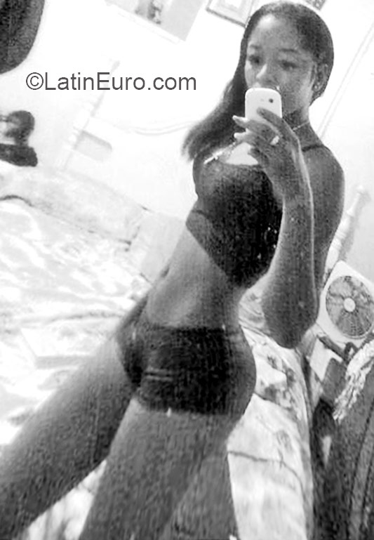 Date this funny Jamaica girl Delly23 from Kingston JM2197