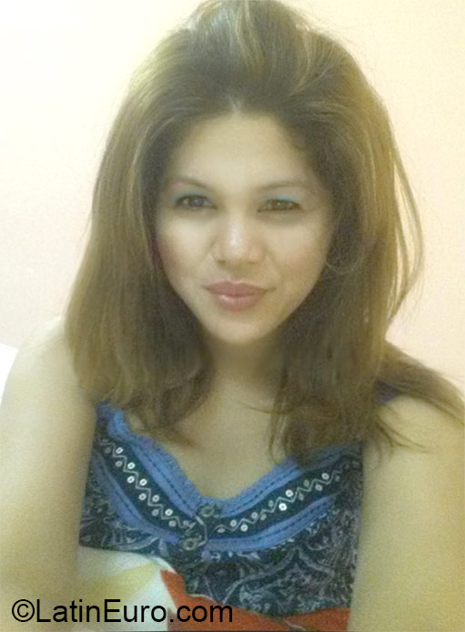 Date this hard body United Arab Emirates girl Dynia from Dubai AE44