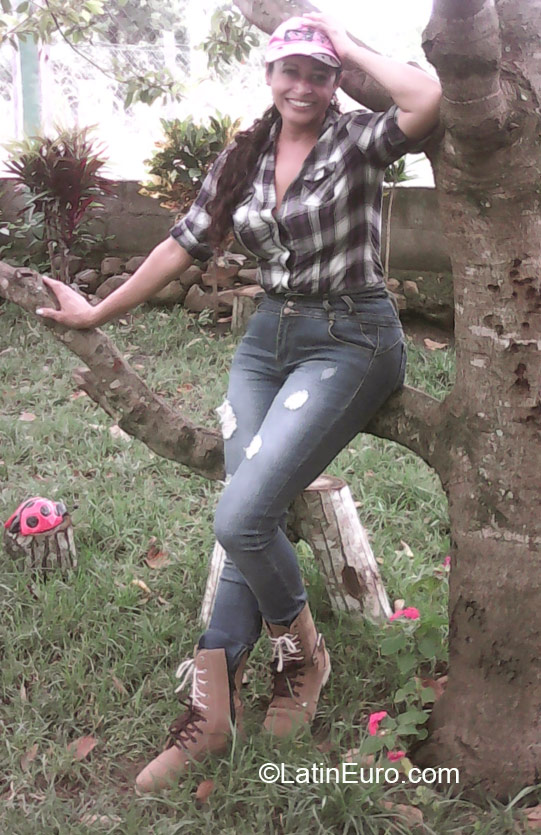 Date this tall Honduras girl Rosa from Tegucigalpa HN1824