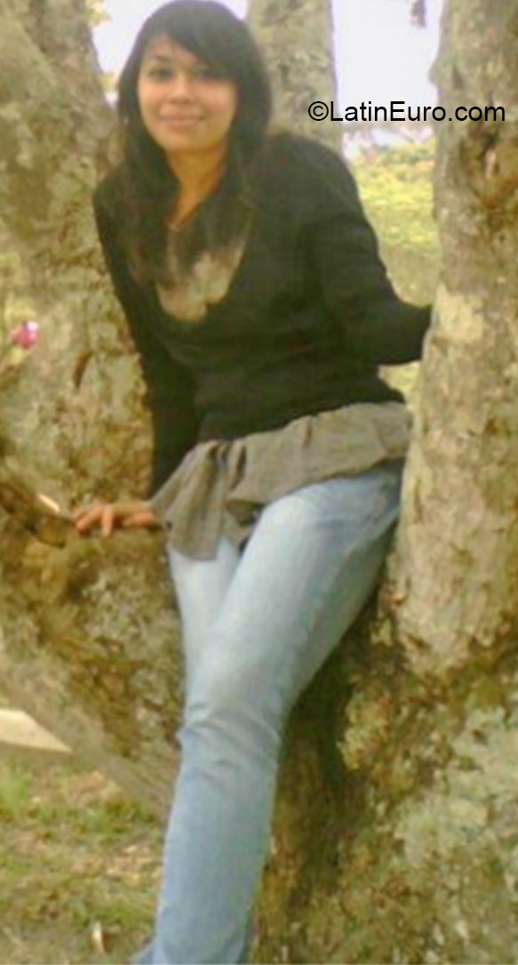Date this nice looking Honduras girl Pamela from Tegucigalpa HN1851
