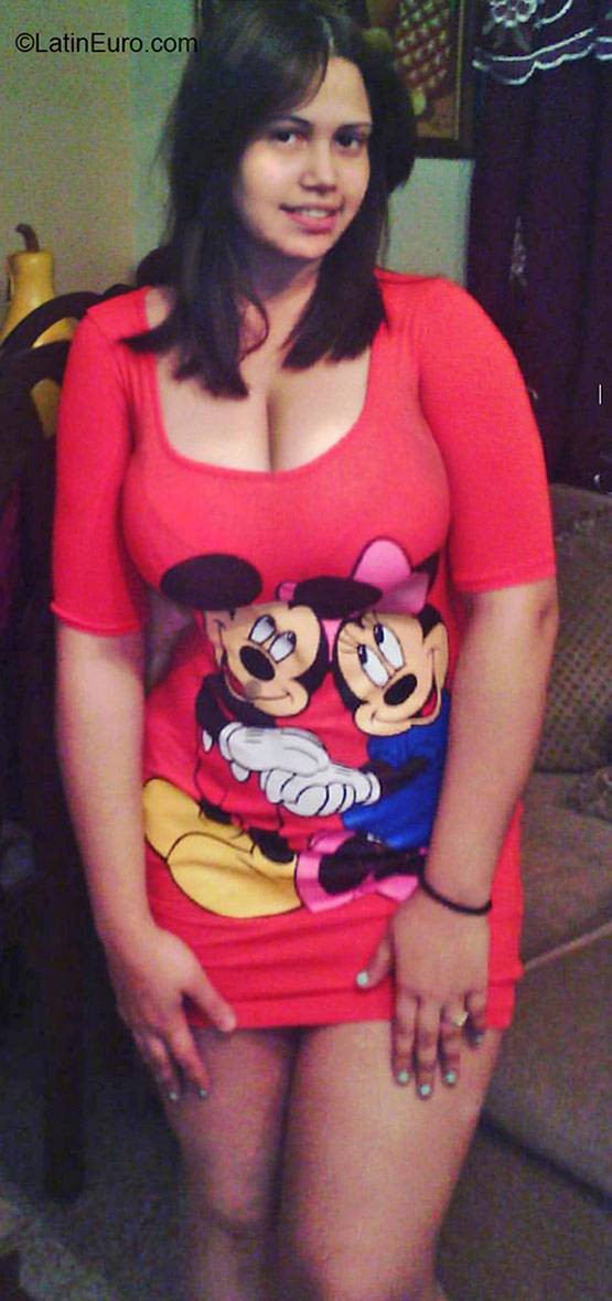 Date this attractive Dominican Republic girl Laura from Santo Domingo DO24295
