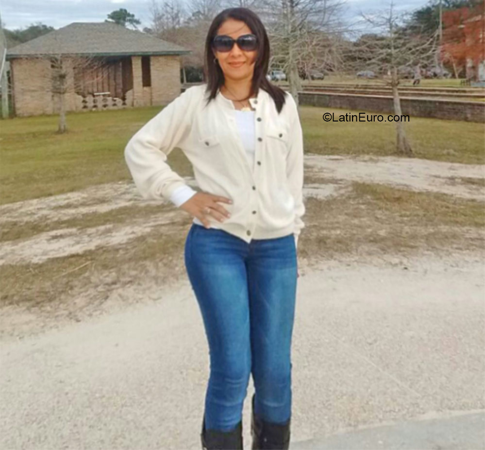 Date this pretty Panama girl Catia from David PA835