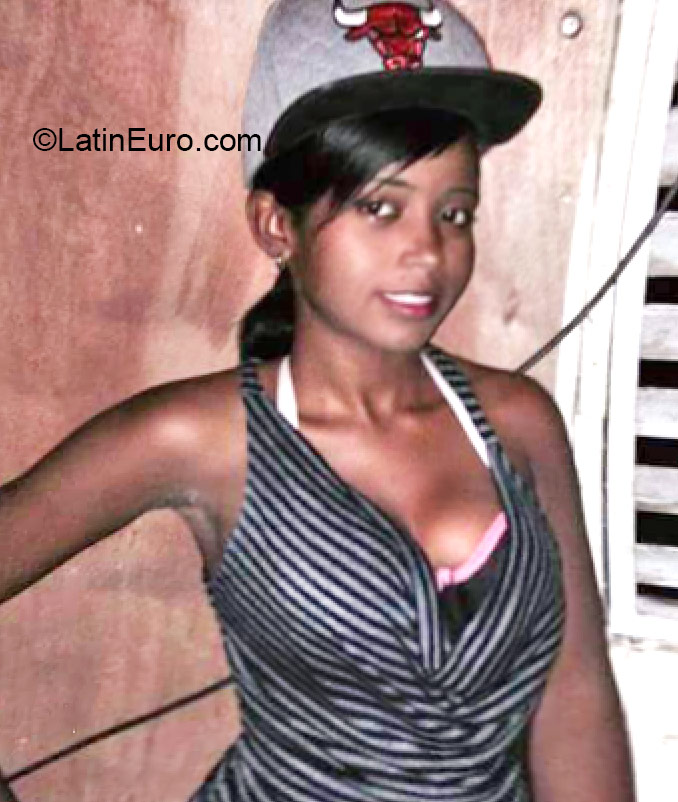 Date this charming Dominican Republic girl Marelin from Santo Domingo DO24494