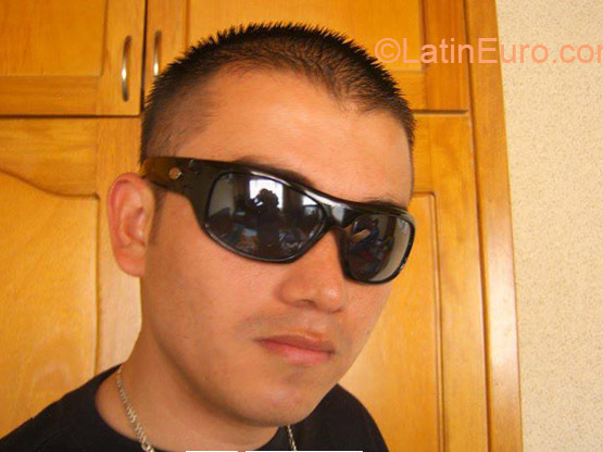 Date this georgeous Colombia man Dunkan from Bogota CO18517