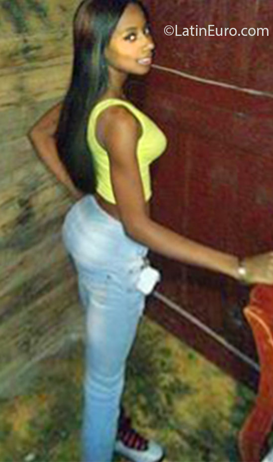 Date this foxy Dominican Republic girl Charleni from San Pedro de Macoris DO24547