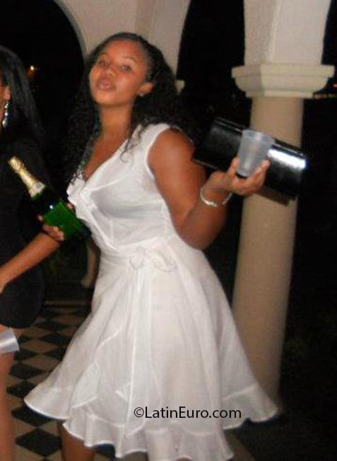 Date this pretty Dominican Republic girl Diana from Santo Domingo DO24596