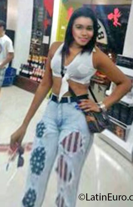 Date this athletic Dominican Republic girl Esmeralda from Santo Domingo DO24798