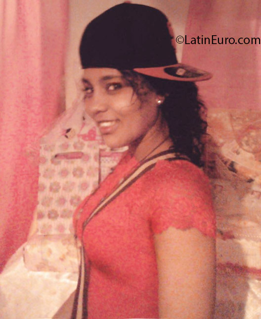 Date this happy Dominican Republic girl Cassandra from Santo Domingo DO24888