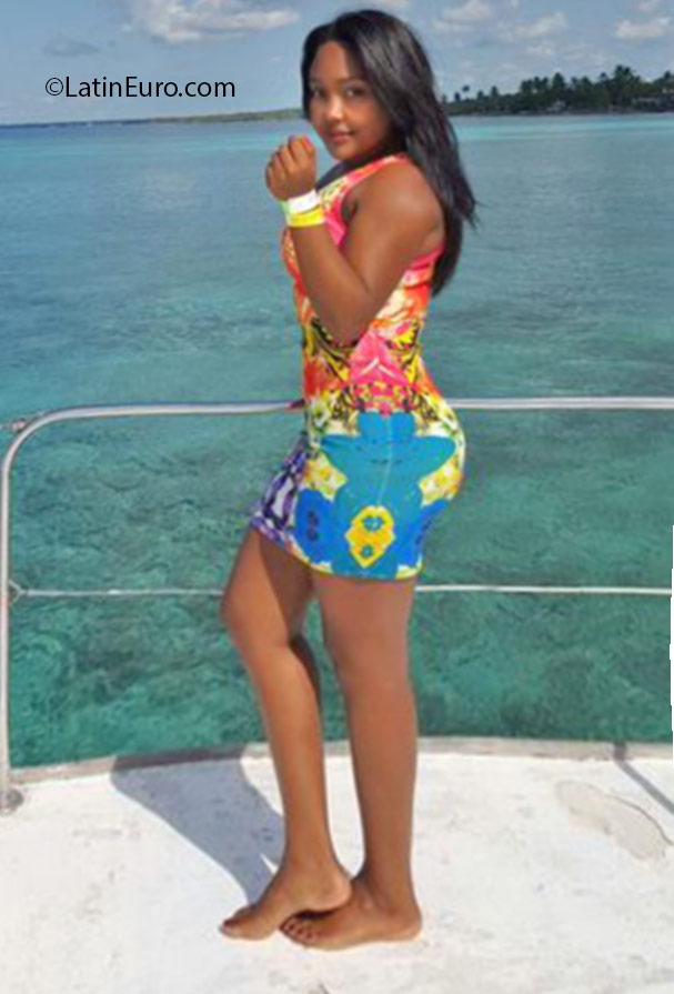 Date this nice looking Dominican Republic girl Yary from Santiago DO24925