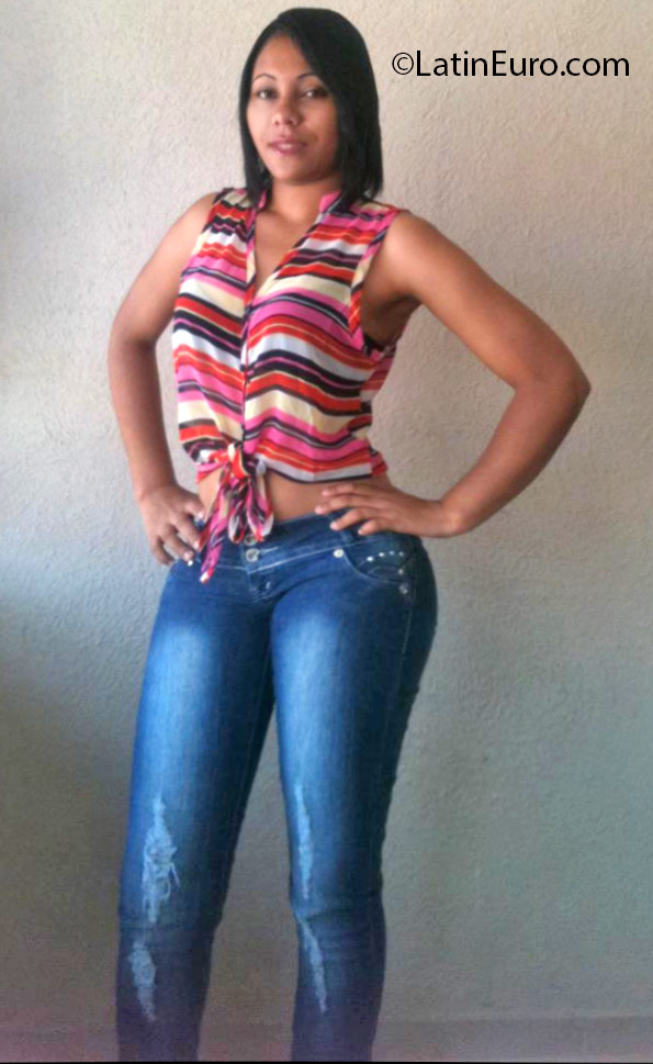 Date this nice looking Dominican Republic girl Yesenia from Santo Domingo DO25001
